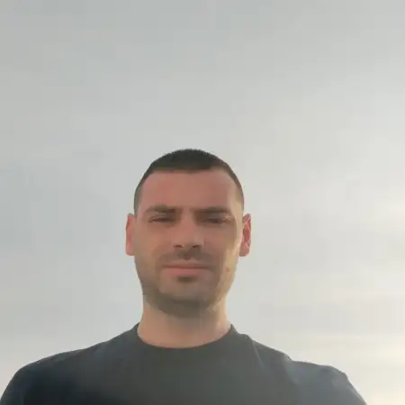 Denis, 38 אור עקיבא