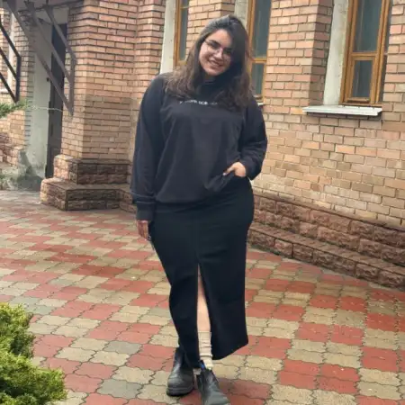 Leona, 28