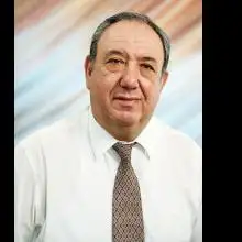 תמונה Yuriy 1 Моя душа на кончике смычка живёт, поёт, смеётся и рыдает. Меня поймёт лишь тот, кто чувства знает - любовь, разлуку, взлёт под облака. Смычок парит и струны скрипки плачут и пальцы нежно обнимают трость. Порой слова - почти ничто не значат, а музыкой мы чувствуем любовь. Играет музыкант о днях разлуки и стонут струны, раненной душой. И как в надежде вскинутые руки ввысь музыка уносит твой покой. Мелодия звучит о страсти нежной и море вторит скрипке неспеша. Волной нахлынет, брызнет чуть небрежно и ветерком вдруг улетит душа. Моя душа поёт созвучно скрипке, живёт, рыдает и смеётся вновь.