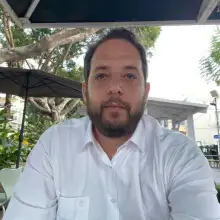 תמונה טל 1 בחולצה לבנה בהרצליה