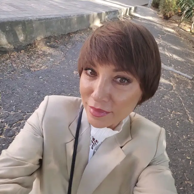 Ilona, 51 