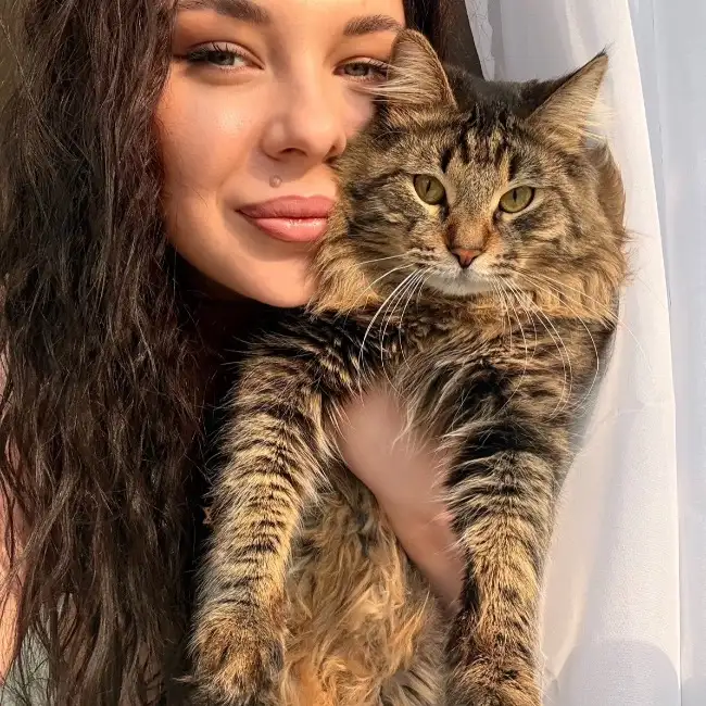 Dana, 32