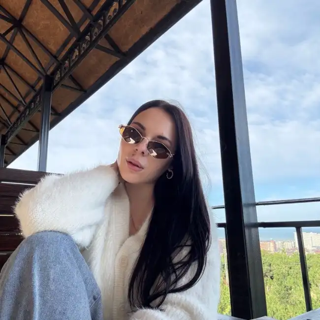 Dana, 32