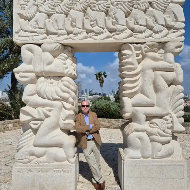 אבי, 60